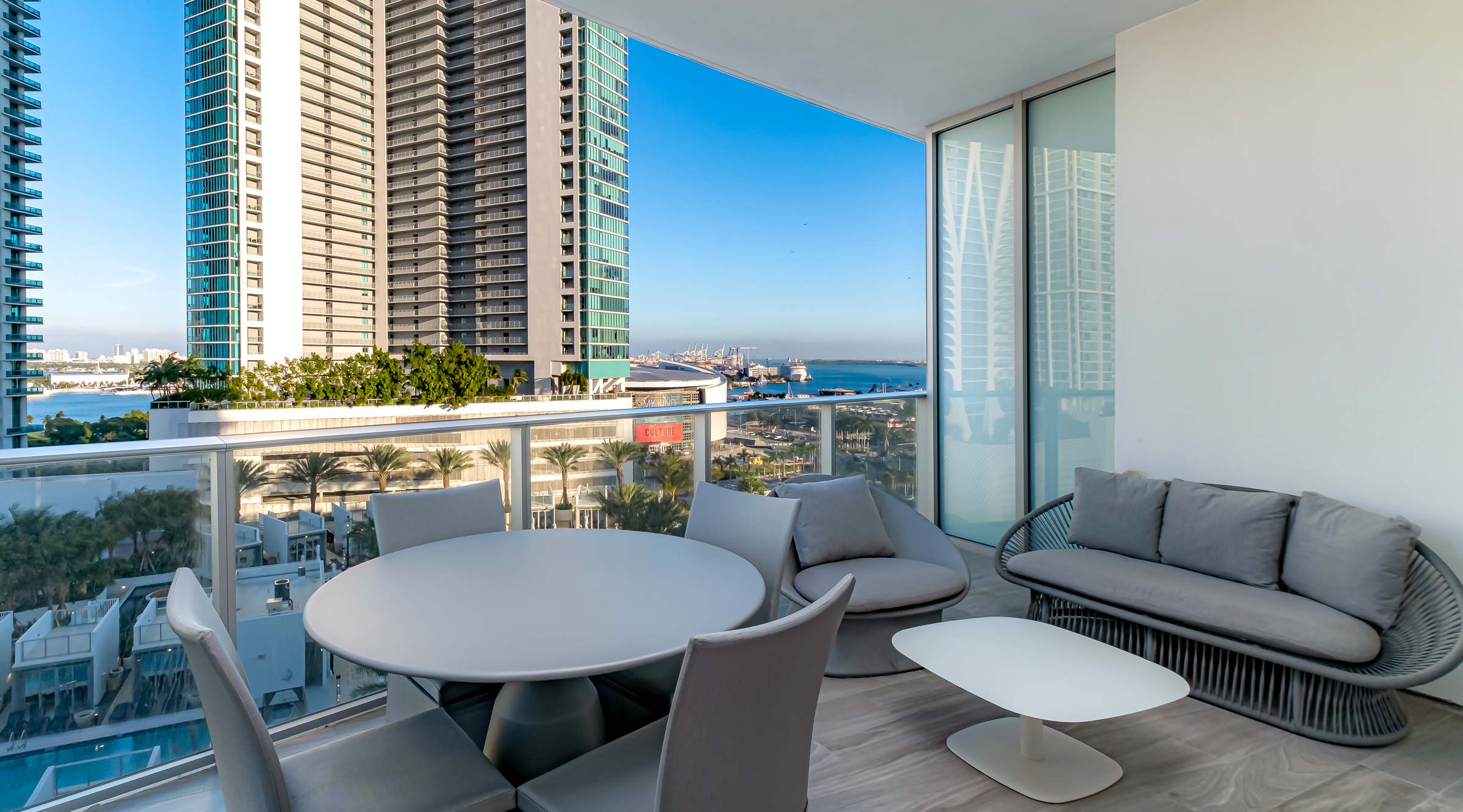  Luxury  Condos  in Heart of Downtown Paramount Miami 